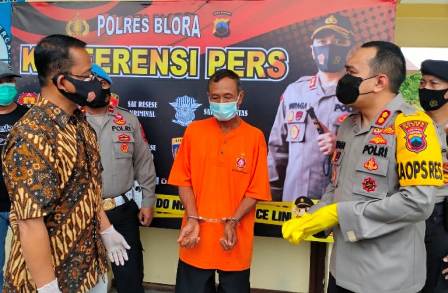 DITANGKAP : Tersangka Sakirin (tengah) ditangkap aparat kepolisian setelah delapan bulan masuk dalam daftar pencarian orang (DPO) kasus dugaan penganiayaan yang mengakibatkan korban meninggal dunia.Foto/Ais