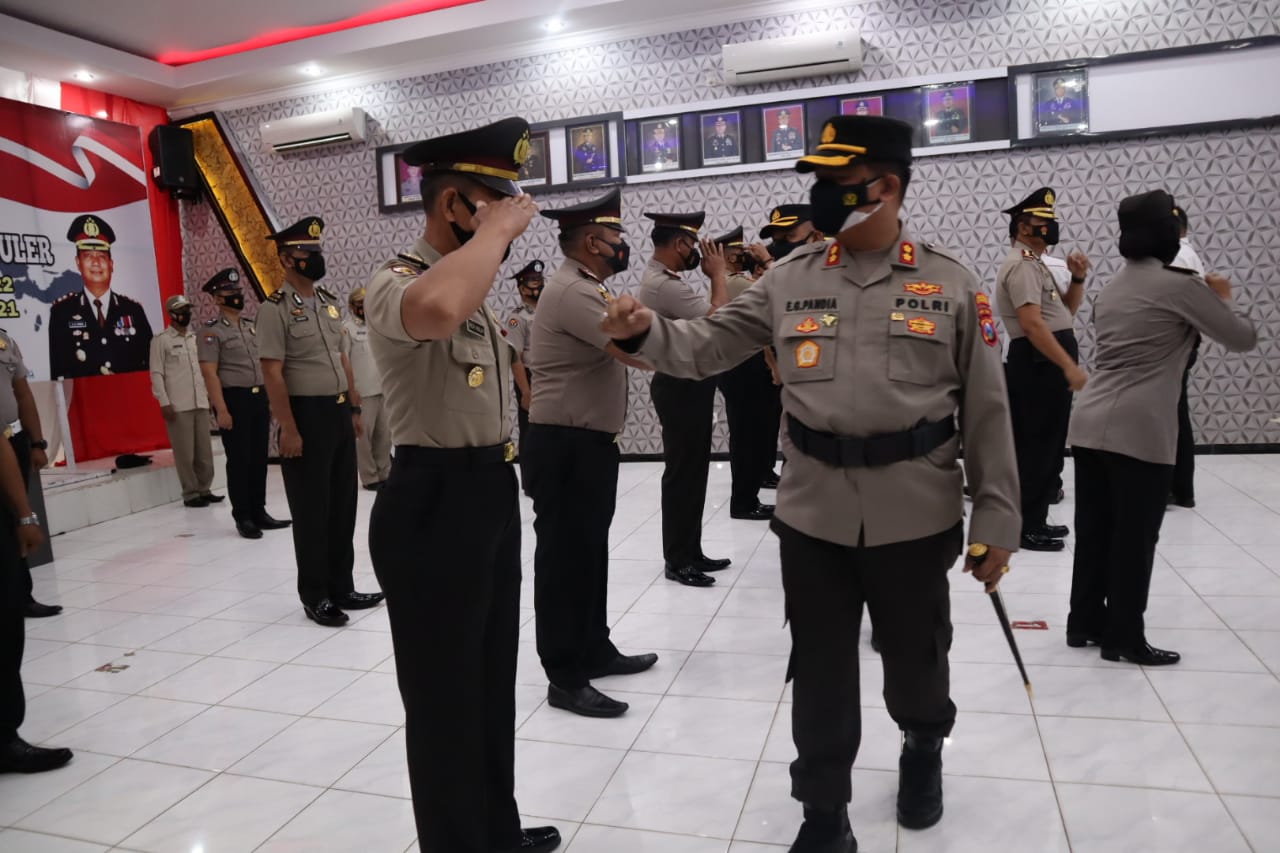 Kapolres Bojonegoro AKBP EG Pandia memberikan ucapan selamat kepada anggota usai upacara kenaikan pangkat