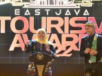 Gubernur Jatim Khofifah Indarparawansa di malam Anugerah Wisata Jatim 2022 (East Java Tourism Award 2022). (Foto : Dinkominfo Jatim)