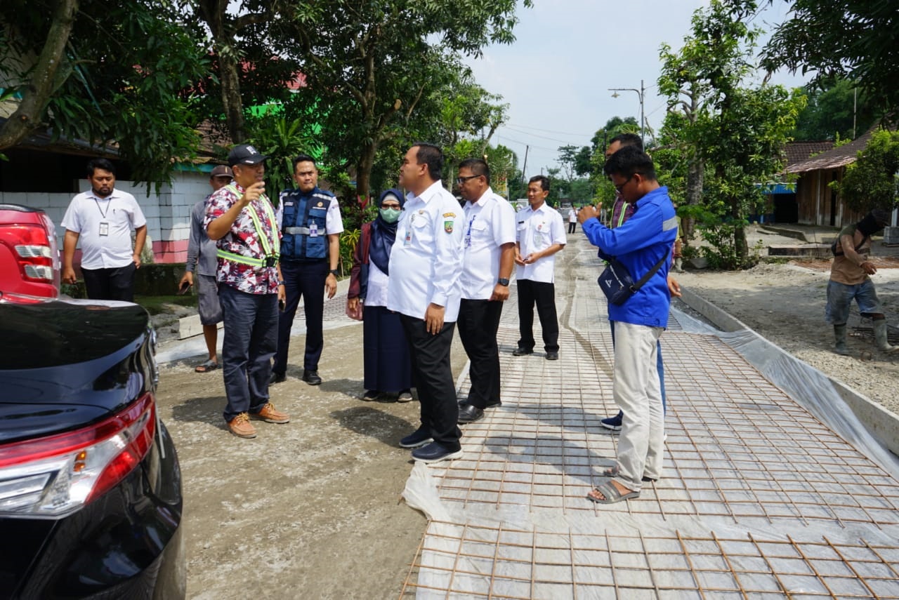 PENINJAUAN : Bupati Blora H Arief Rohman meninjau pembangunan ruas jalan yang mengakses ke Bandara Ngloram. Pengerjaannya ditarget selesai akhi pekan ini.