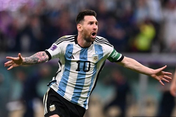 Pemain Argentina Lionel Messi tampil di Piala Dunia 2022. Arab saudi membuat kejutan dengan mengalahkan Argentina di laga perdana. Namun, selanjutnya Arab Saudi tersingkir setelah kalah di dua laga terakhir.