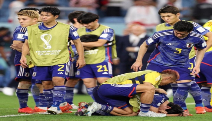 Para pemain Jepang bersedih tersingkir di 16 besar Piala Dunia setelah kalah adu penalti melawan Kroasia, Selasa (6/12/2022) dini hari. (@fifa)